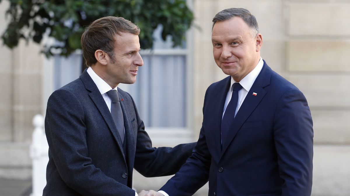 PARIS, FRANCE - OCTOBER 27: French President Emmanuel Macron (L) welcomes Polish President Andrzej Duda as he arrives for a working lunch at the Elysee Palace on October 27, 2021 in Paris, France. Poland and the European Union have maintained strained relations since the populist Law and Justice (PiS) came to power in 2015. Latest conflict to date: last Thursday, the highest Polish court considered that national law took precedence over European law, causing some legislative analysts to fear a "Polexit". (Photo by Chesnot/Getty Images)