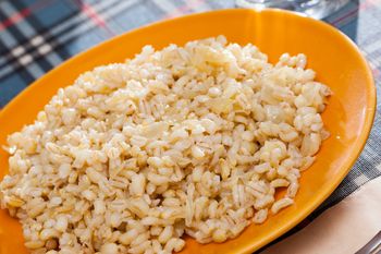 Kasza jęczmienna to dobre źródło błonnika. Pęczak, perłowa czy wiejska? Poznaj rodzaje kasz