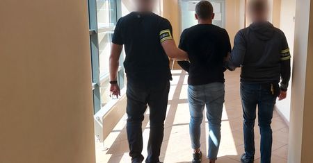 Brutalny atak w sklepie. Zadał kobiecie ciosy w twarz