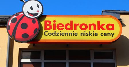 Już znaleźli patent na promocję Biedronki. "Cała rodzina trzęsie"