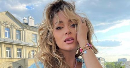 Marcelina Zawadzka EKSPONUJE BIUST, wyginając się na balkonie (ZDJĘCIA)