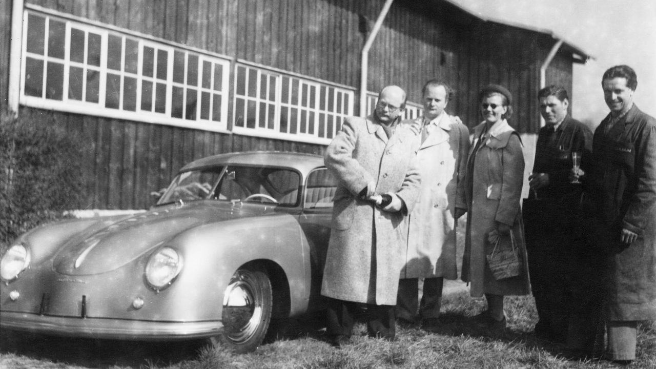 70. rocznica pierwszego odbioru porsche z fabryki w Zuffenhausen. Tradycja, która przetrwała do dziś