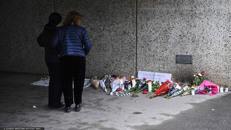 Polak zastrzelony w Sztokholmie
People stand at a makeshift memorial near the center of Skaerholmen, south of Stockholm, Sweden, on April 11, 2024 where a father was shot dead in an underpass yesterday evening. Swedes reacted with shock and anger on April 11 after a father was gunned down in broad daylight in front of his son in a Stockholm suburb, amid media reports he confronted a gang of youths. (Photo by Claudio BRESCIANI / TT News Agency / AFP) / Sweden OUT
CLAUDIO BRESCIANI