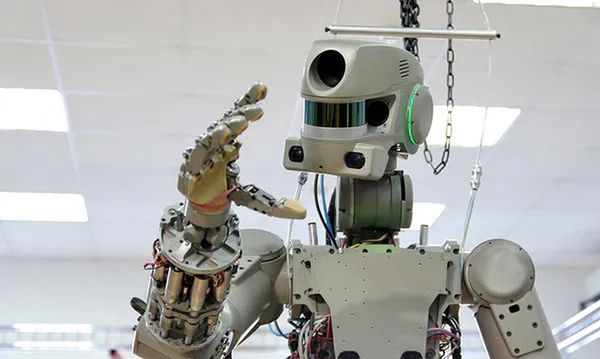 Roboty przyjmują ludzi do pracy. To nie film, to rzeczywistość