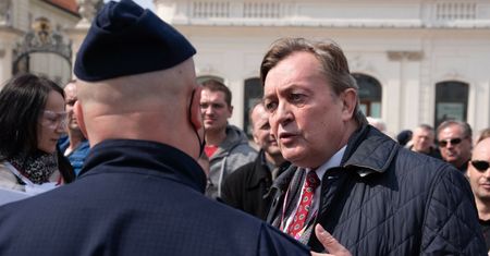 Twierdzi, że jest prezydentem Polski. Sprzedaje prawa jazdy i dowody