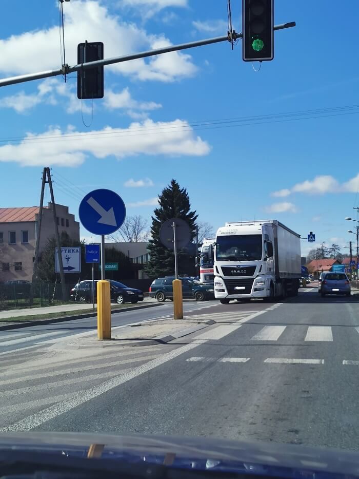 Zderzenie volkswagena z ciężarówką na DK19 w Niemcach