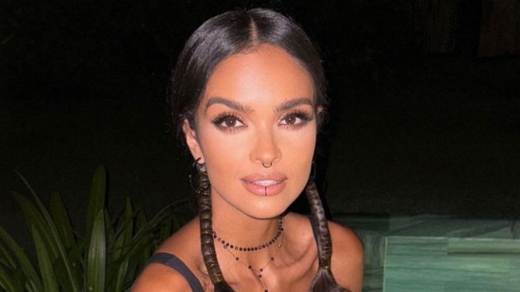 Klaudia El Dursi eksponuje pośladki w prześwitującej spódnicy