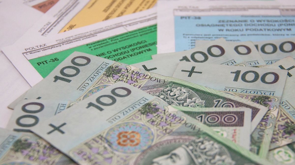 Pozosta?o kilka tygodnie na z?o?enie deklaracji podatkowych w USPHOTO: MACIEJ GOCLON/EAST NEWS 18/04/2011 POZOSTALO KILKA TYGODNI NA ZLOZENIE DEKLARACJI PODATKOWYCH I ZAPLATE PODATKU. NZ. NOMINALY 100PLN I PITYMACIEJ GOCLON