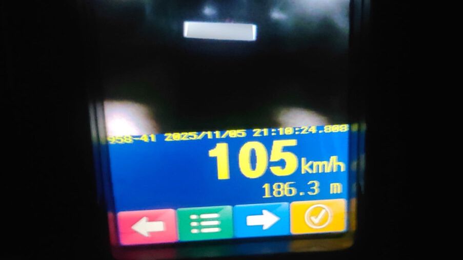 Wyświetlacz urządzenia pomiarowego pokazujący prędkość 105 km/h oraz odległość 186,3 m.