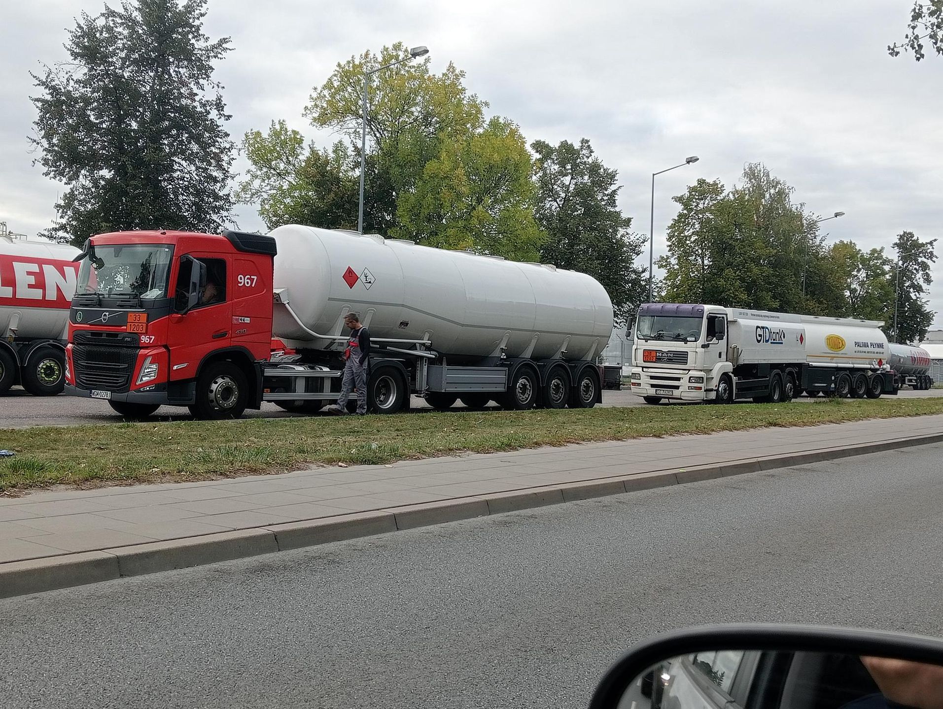 Kolejki przed bazą magazynową PKN Orlen w Mościskach
