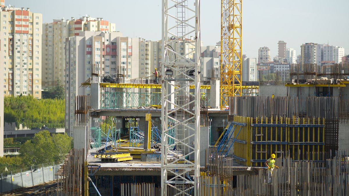 Na zdjęciu plac budowy bloku