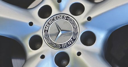 Producent mercedesów podjął ważną decyzję. Kultowe logo tylko dla osobówek