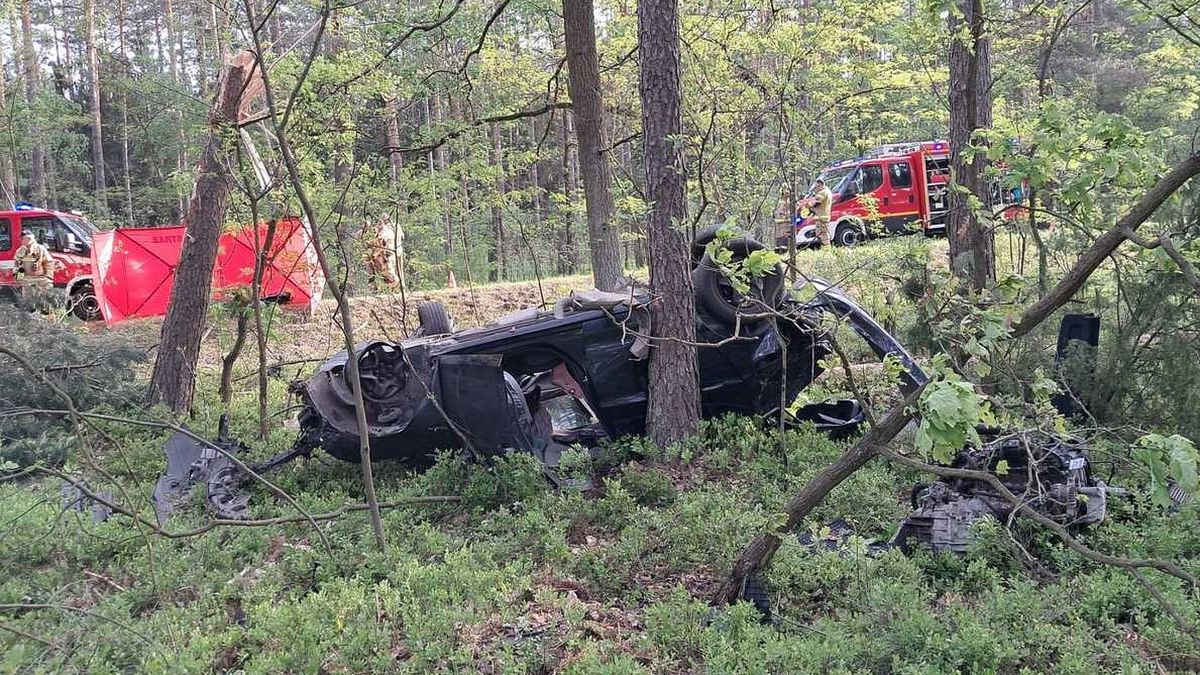 Opel uderzył w drzewo w Porębie (woj. mazowieckie)