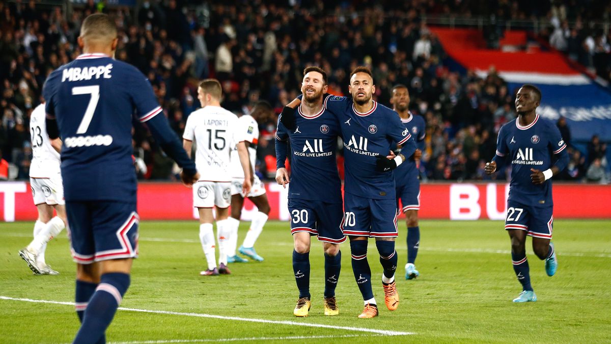 Paris Saint-Germain's Lionel Messi (C-L) celebrates with teammates Kylian Mbappe (L) and Neymar (C-R) after scoring the 4-1 lead during the French Ligue 1 soccer match between Paris Saint-Germain (PSG) and FC Lorient in Paris, France, 03 April 2022. EPA/Mohammed Badra Dostawca: PAP/EPA.