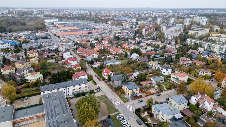Mieszkańcy osiedla Młodych zastanawiają się dlaczego dojazd na budowę przy szkole na Promiennej wytyczono dookoła, a nie najkrótszą drogą