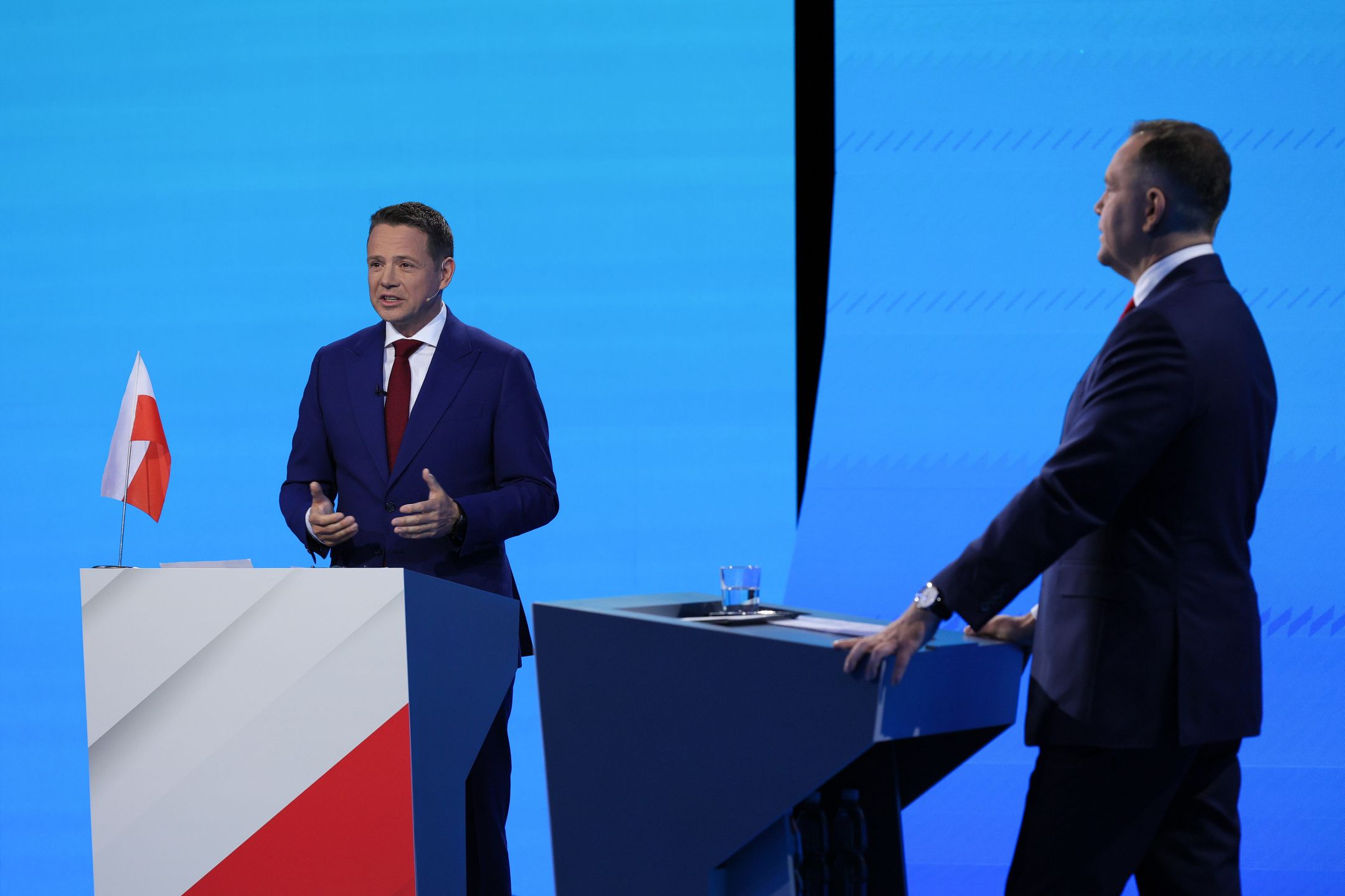 Warszawa, 23.05.2025. Wybory Prezydenta RP 2025 - kampania przed II turą. Kandydat Komitetu Obywatelskiego, popierany przez PiS prezes IPN Karol Nawrocki (P) i kandydat KO w wyborach prezydenta RP, prezydent Warszawy Rafał Trzaskowski (L) na debacie przed II turą wyborow prezydenta RP, transmitowanej przez trzy ogólnopolskie stacje ? TVP, TVN i Polsat, w Warszawie, 23 bm. (ad) PAP/Paweł Supernak