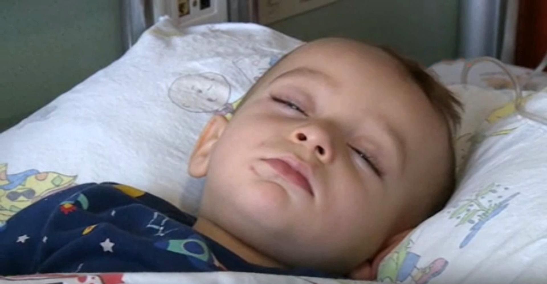 Chłopiec połknął baterię