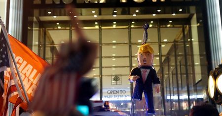 Protesty przed "Trump Tower" w Nowym Jorku: "FUCK DONALD TRUMP!" (ZDJĘCIA)