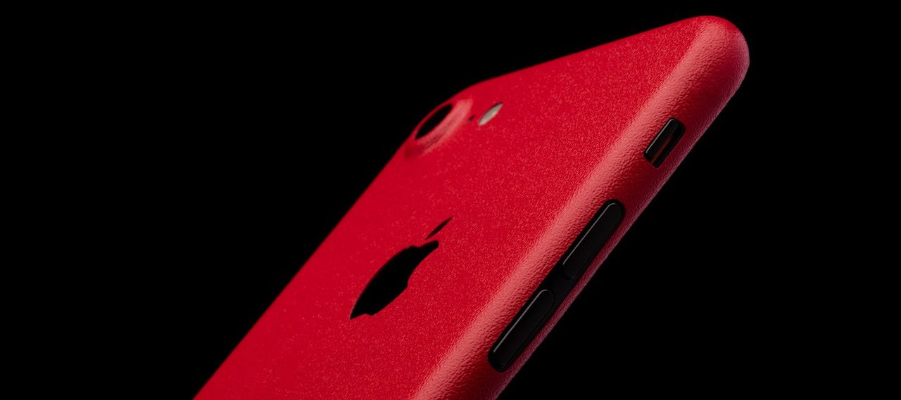 iPhone 7 z czerwoną naklejką firmy dbrand
