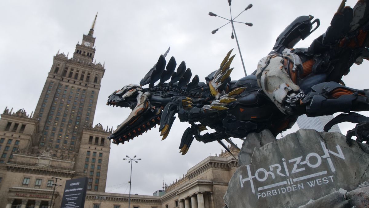 Horizon Forbidden West w centrum Warszawy. Bestia pod Pałacem Kultury i Nauki