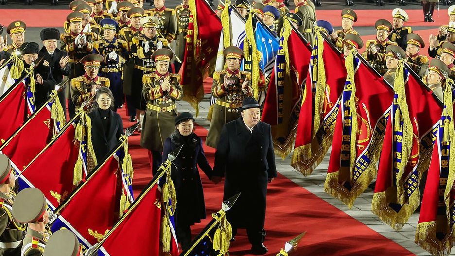 Przywódca Korei Północnej Kim Dzong Una podczas inspekcji gwardii honorowej 
