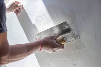 Ile kosztuje tynkowanie ścian? Tyle zapłacimy za pracę fachowców