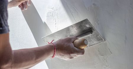 Ile kosztuje tynkowanie ścian? Tyle zapłacimy za pracę fachowców