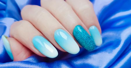 Ombre na paznokciach wciąż jest modne. Manicure nie tylko na lato