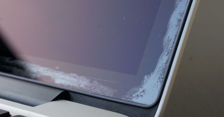 Problem z powłoką antyrefleksyjną także w MacBook Air? Apple zaprzecza, ale serwis ma inne zdanie