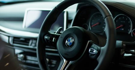 Czarne bmw krąży po okolicy. Mężczyźni mają zaczepiać dzieci