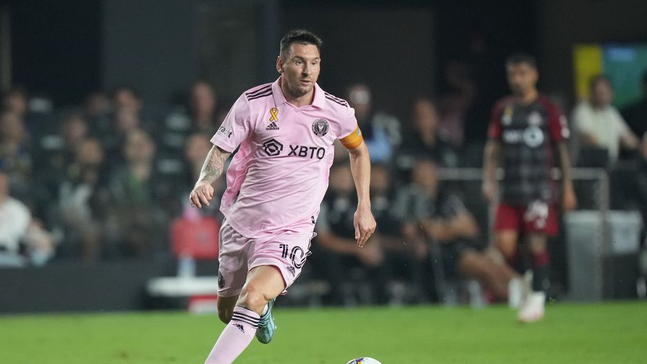 FORT LAUDERDALE, FL - SEPTEMBER 20: Inter Miami forward Lionel Messi (10) attacks with the ball in the first half during the match between Toronto FC and Inter Miami CF at DRV PNK Stadium, Fort Lauderdale, Fla. (Photo by Peter Joneleit/Icon Sportswire via Getty Images)