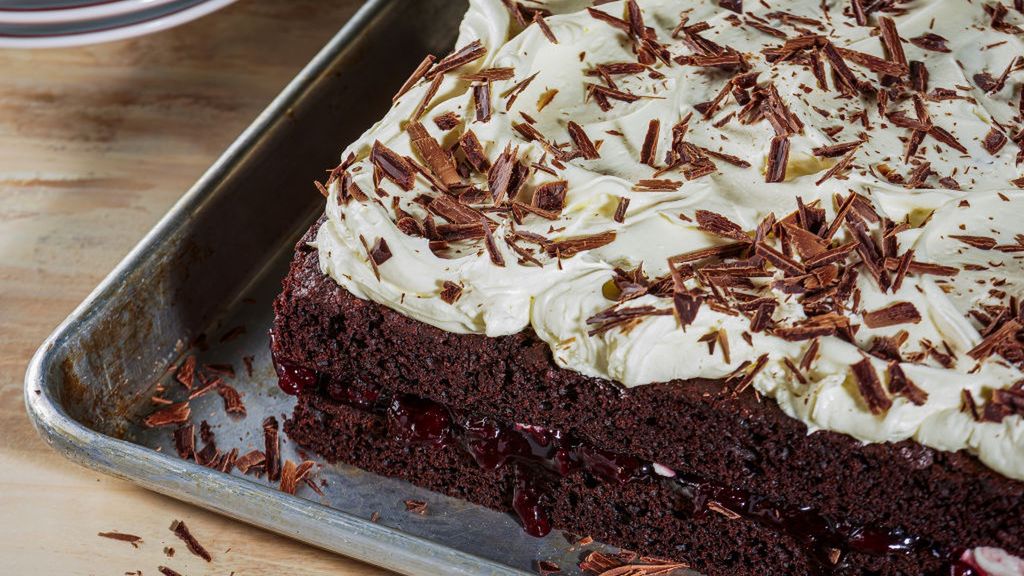 Ciasto można posypać chałwą albo czekoladą. 