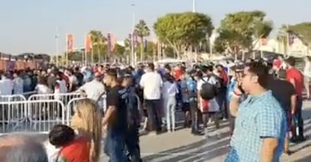 Katar 2022. Chaos przed stadionem. Setki kibiców z problemami. FIFA odpowiada