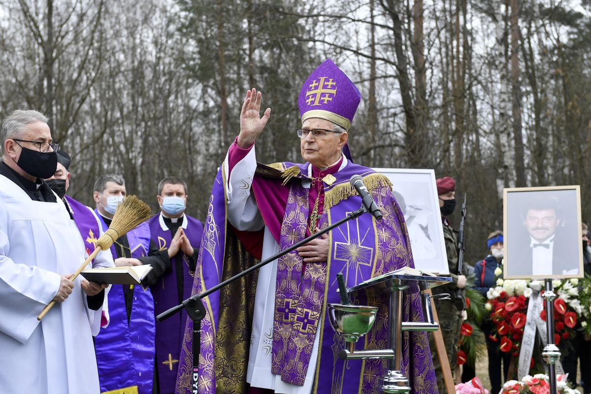 Bp Antoni Długosz na pogrzebie Krzysztofa Krawczyka