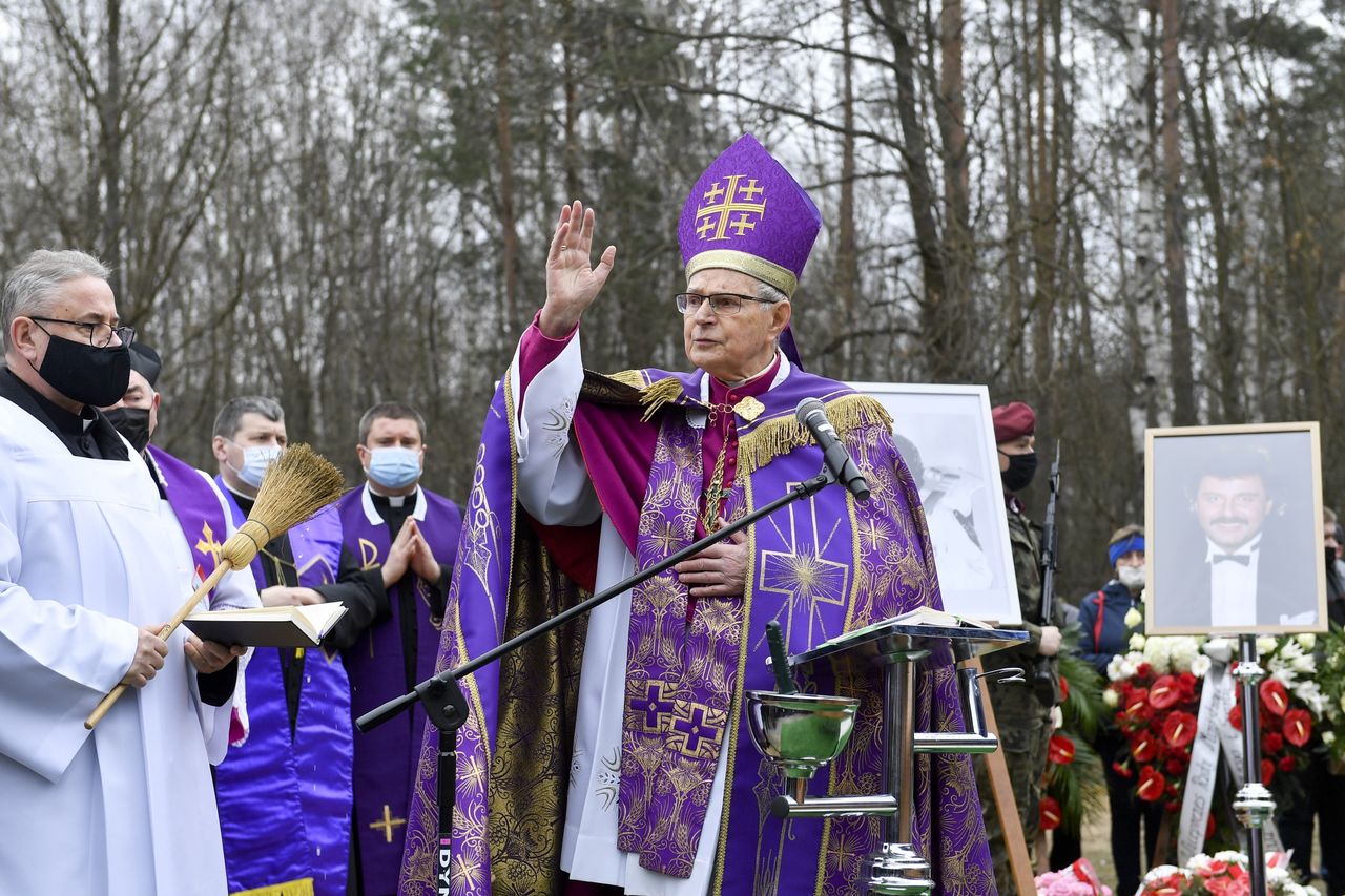 Krawczyk skończyłby 75 lat. Ksiądz tłumaczy, dlaczego nie ma grobowca