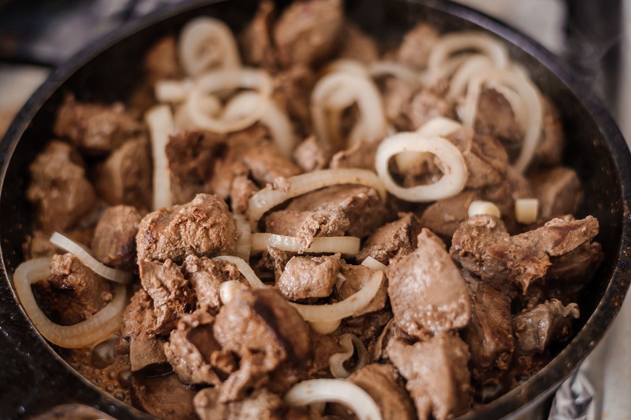 Zalewam wątróbkę i odstawiam na pół godziny. Wychodzi tak miękka, że nie trzeba kroić nożem