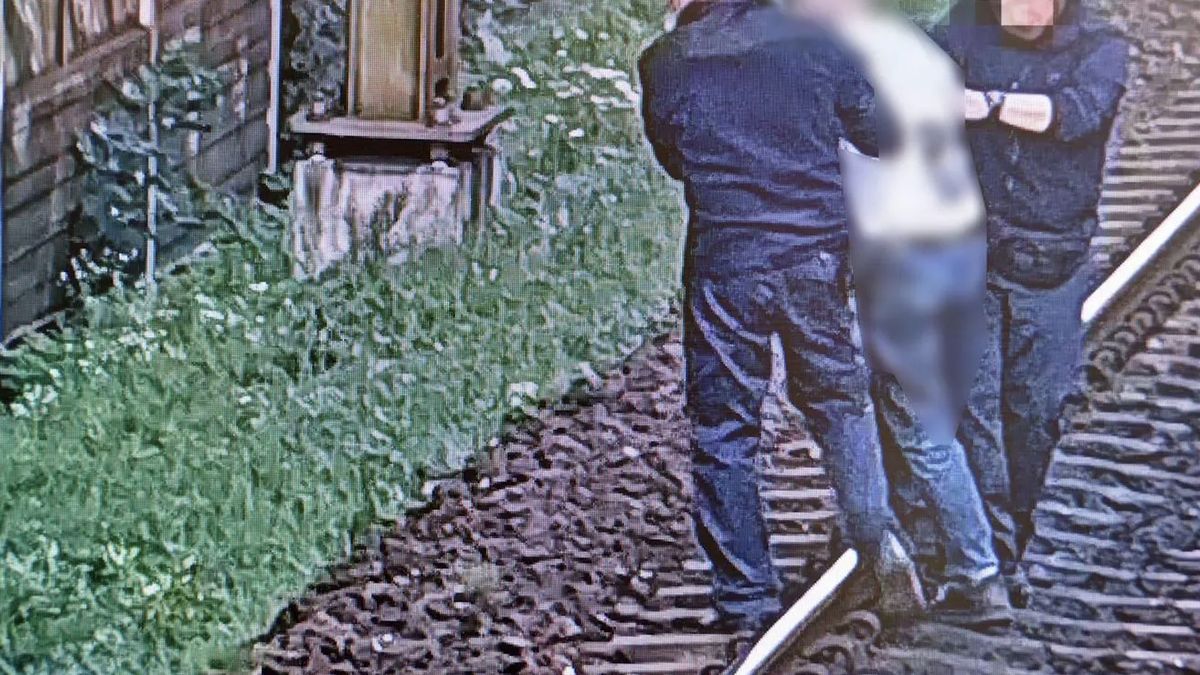 Nietrzeźwy mężczyzna, który przewrócił się na torach