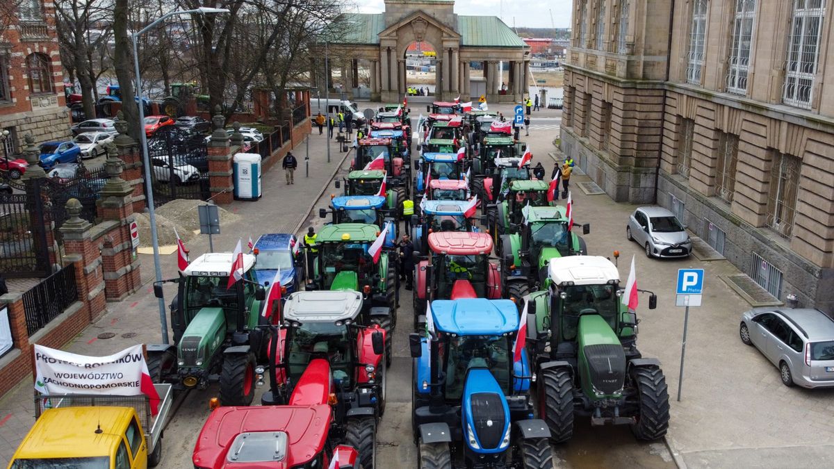 przejazd kolumny ci�gnik�w
Szczecin, 03.04.2023. Zaostrzenie protestu rolnik�w w Szczecinie, 3 bm. Przez trzy dni, b�d� przeje�d�ali ci�gnikami przez centrum miasta. W tych dniach wyst�pi� utrudnienia w ruchu drogowym i mog� pojawi� si� przerwy w kursowaniu komunikacji miejskiej. (aldg) PAP/Marcin Bielecki
***Zdj�cie do depeszy PAP pt. Szczecin/ Rolnicy zaostrzaj� protest, do czwartku utrudnienia w ruchu ***
Marcin Bielecki
protest, protestuj�cy, rolnicy, rolnik�w, zaostrzenie