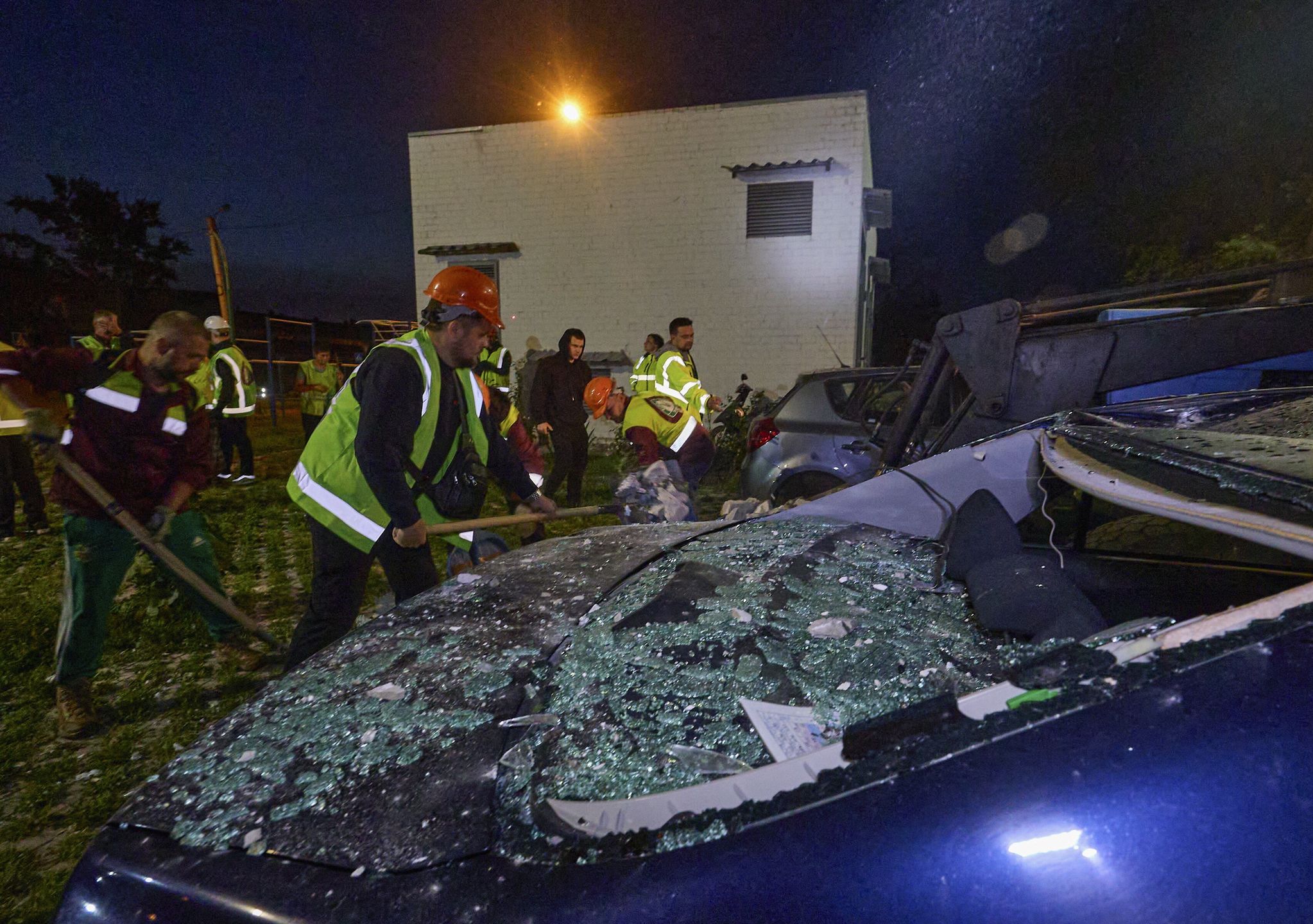 Communal workers remove debris at the site of a drone strike on a high-rise residential building in Kharkiv, northeastern Ukraine, 05 June 2025, amid the Russian invasion. At least 17 people were injured, including four children, after Russian forces launched an overnight attack on Kharkiv using six 'Shahed' drones, according to the State Emergency Service of Ukraine. EPA/SERGEY KOZLOV Dostawca: PAP/EPA.