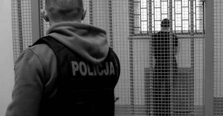 Białystok: kary więzienia dla nastolatków za rozbój z użyciem noża