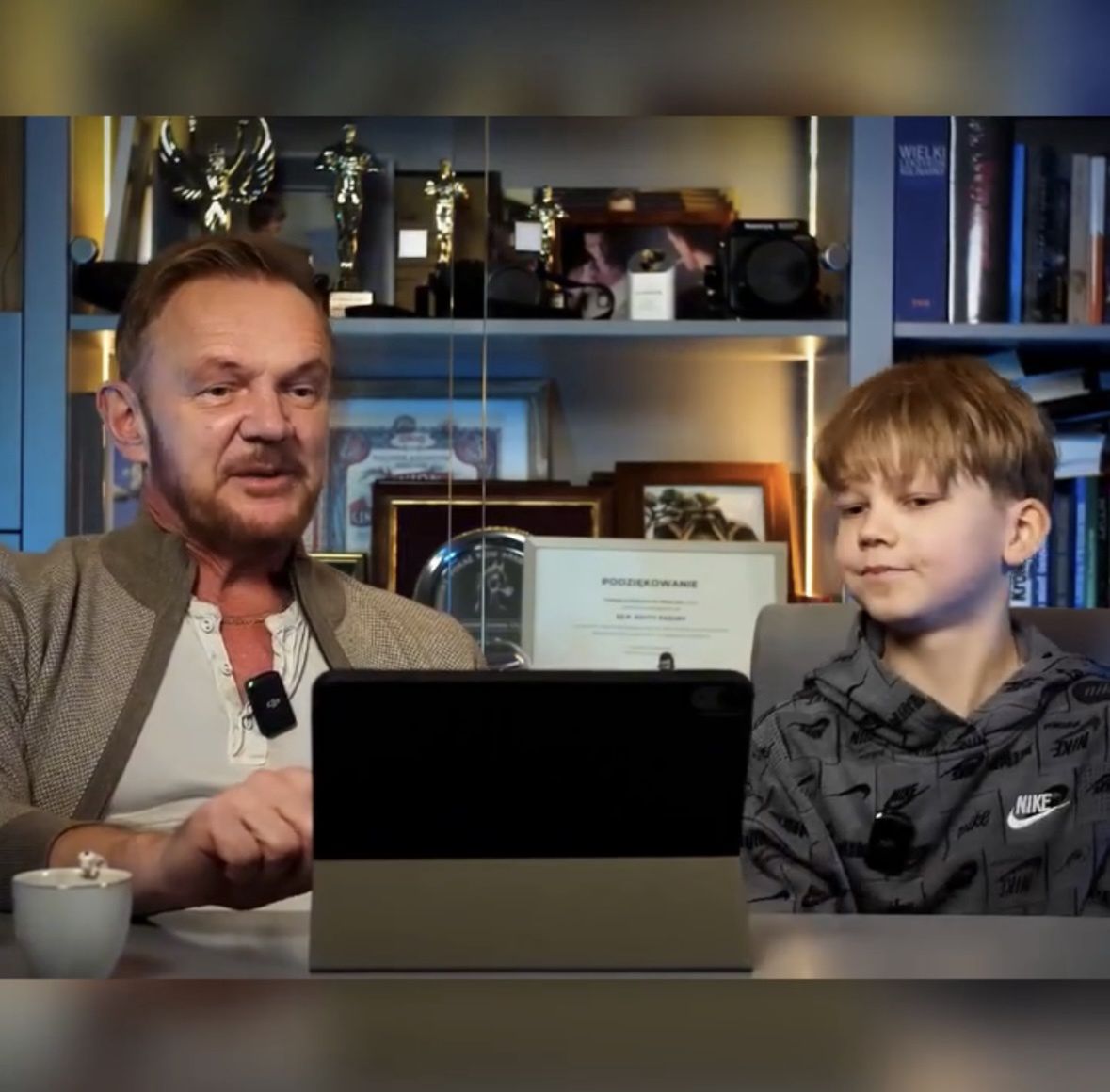 Syn Cezarego Pazury uczy go angielskiego