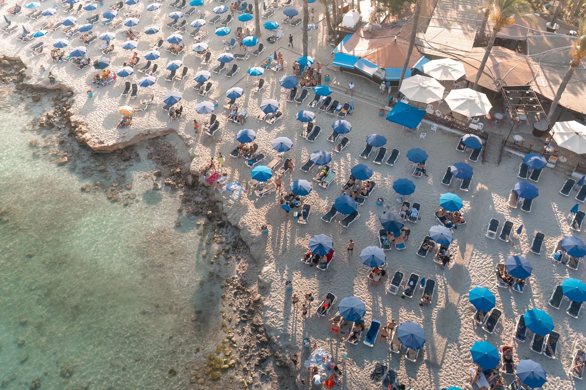 Turyści korzystają ze słońca na Cyprze