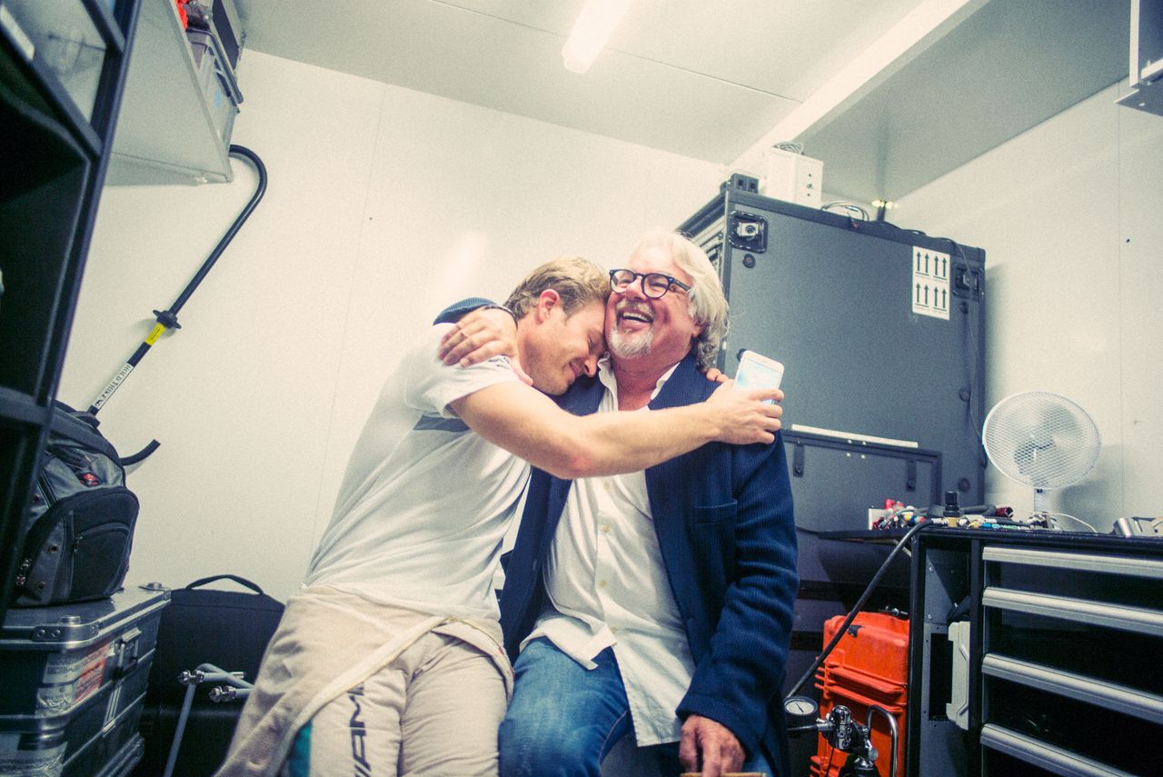 Nico Rosberg z ojcem świętują mistrzowski tytuł po wyścigu w Abu Dhabi.