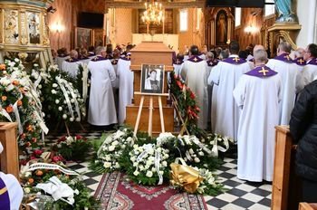 Zborówek: Pogrzeb proboszcza parafii Cierchy