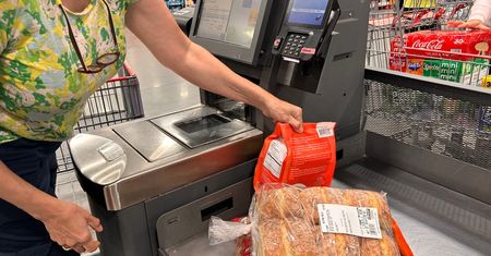 Ekspedientka przyłapana na kradzieży. Oszukiwała kasę samoobsługową
