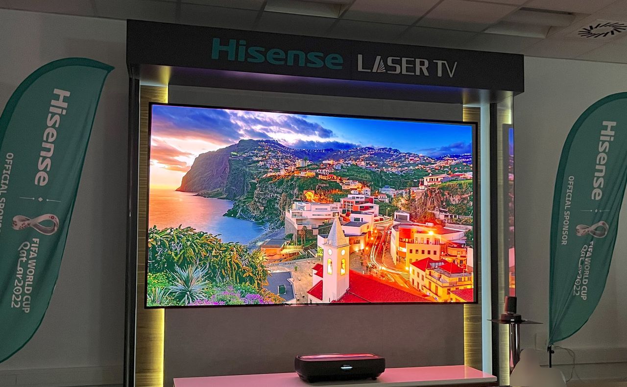 Hisense Laser TV 4K 120L9H – kolory przy średnim oświetleniu