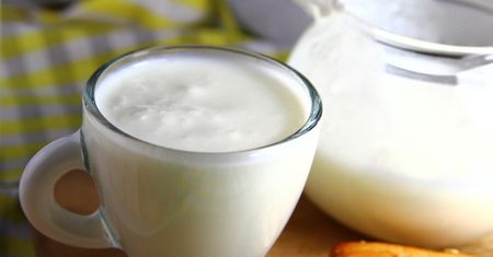 Jogurt, kefir czy maślanka? Podpowiadamy, co lepiej wybrać w sklepie