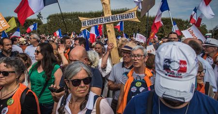 Przeciwnicy szczepień przeciwko COVID protestują we Francji. "Nie krzyżujcie naszych dzieci"