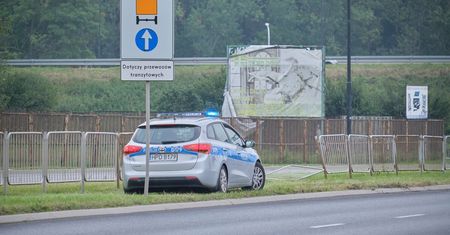 Wpadła w poślizg na łuku drogi i uderzyła w barierki rozdzielające jezdnie