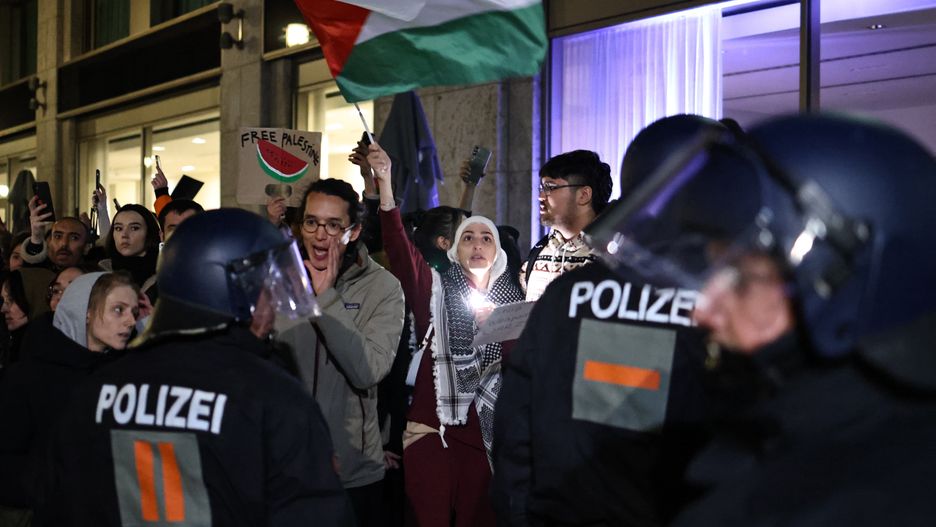 Rally in solidarity with Palestinians in Berlin
epa10926002 An activist waves a Palestinian flag in front of police officers during a demonstration in solidarity with Palestinians, that was ended by police, in Berlin, Germany, 18 October 2023. According to Palestinian authorities in Gaza hundreds of people have been killed in an airstrike at a hospital in Gaza on 17 October. Israel has denied responsibility and said a Palestinian Islamic Jihad (PIJ) rocket misfire caused the blast. Thousands of Israelis and Palestinians have been killed since the militant group Hamas launched an unprecedented attack on Israel from the Gaza Strip on 07 October 2023, leading to Israeli retaliatory strikes on the Palestinian enclave. Israel has warned all citizens of the Gaza Strip to move to the south ahead of an expected invasion.  EPA/CLEMENS BILAN 
Dostawca: PAP/EPA.
CLEMENS BILAN